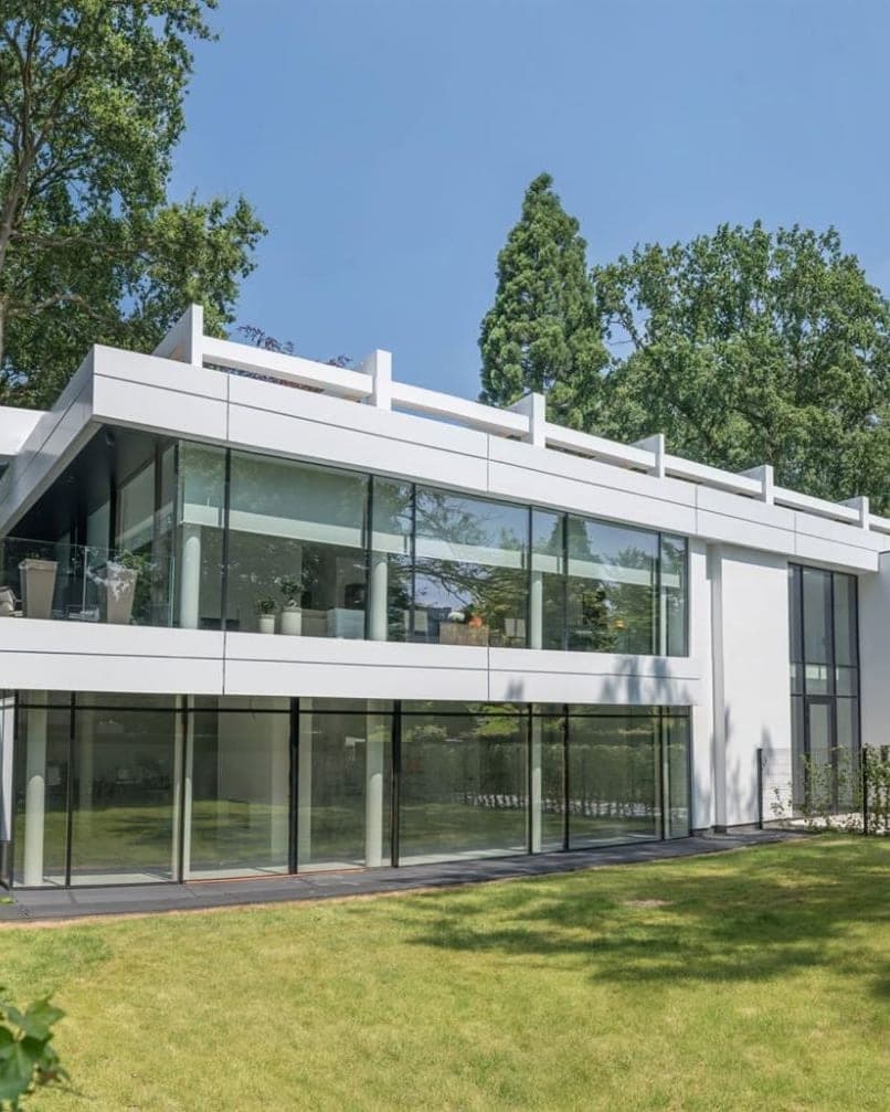 Villa contemporaine réalisée par COREMI, élévation vitrée côté jardin.